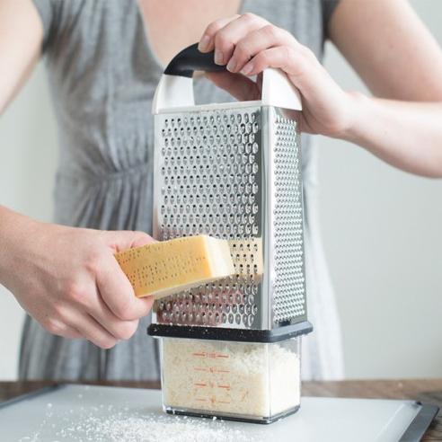 Oxo - Good Grips Grattugia con Vaschetta Contenitore