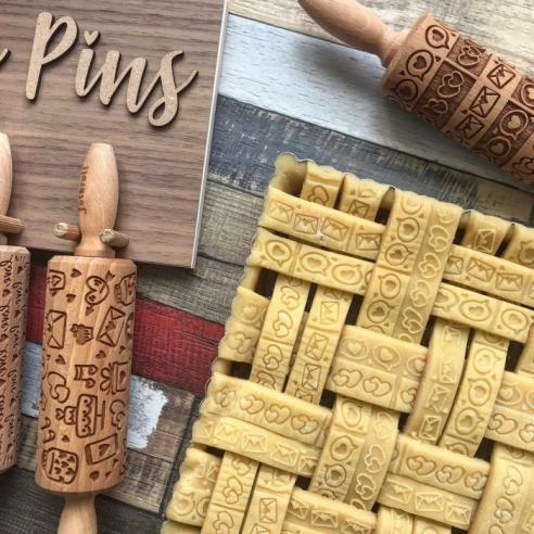 Folkroll - Mattarello Piccolo in Legno Decoro righe San Valentino