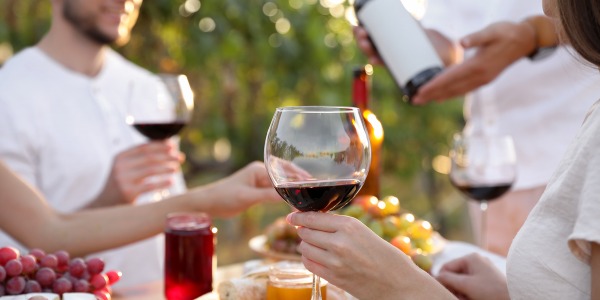 Ospiti a cena? Ecco dove e come servire il vino a tavola correttamente