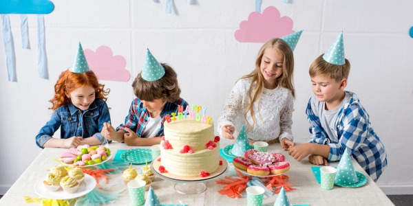 Come organizzare una festa di compleanno a casa con gli accessori giusti