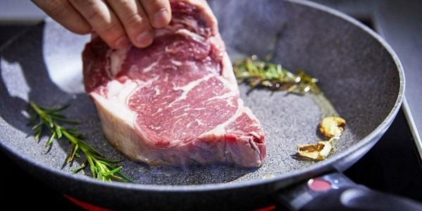 Quale materiale di cottura scegliere per cuocere gli alimenti? 