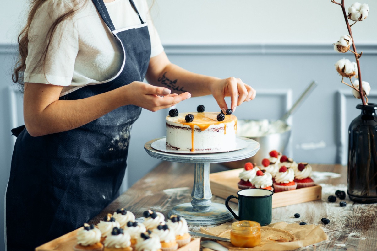 Alzatine e pirottini! Ecco dove servire i dolci in modo elegante e chic