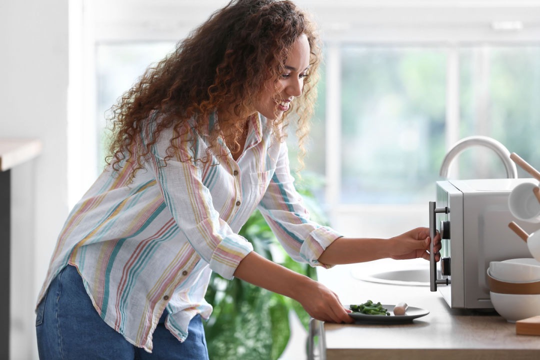 Meglio forno elettrico o microonde? 5 differenze da considerare